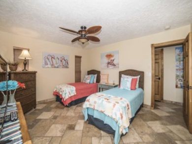 Holmes Beach Vacation Home with 2 Bedrooms Sleeps 6