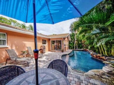 Holmes Beach Vacation Home with 2 Bedrooms Sleeps 6