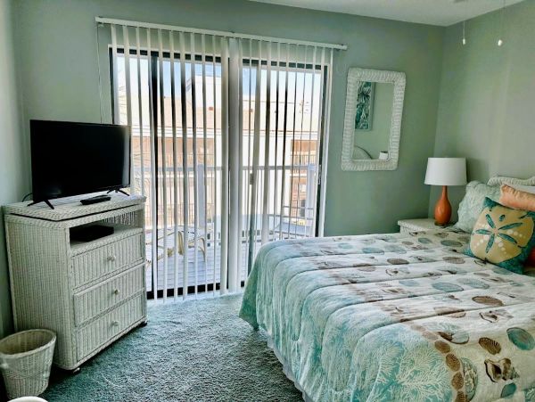 Holmes Beach Vacation Rental Anna Maria Island Condo with Pool