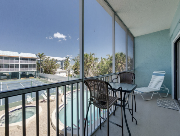 Bradenton Beach Accommodation Across Street from the Gulf
