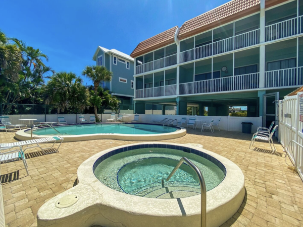 Bradenton Beach Accommodation Across Street from the Gulf