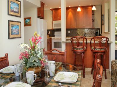 Open plan dining & kitchen with breakfast bar