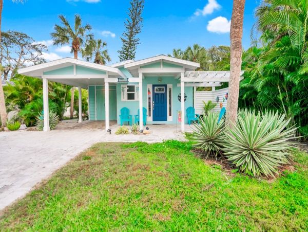 Charming Beach Retreat on Sunny Holmes Beach