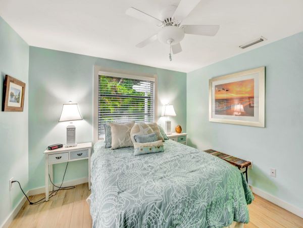 Charming Beach Retreat on Sunny Holmes Beach