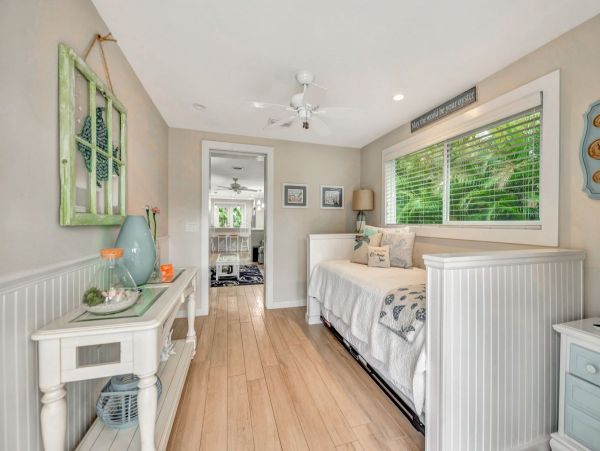 Charming Beach Retreat on Sunny Holmes Beach