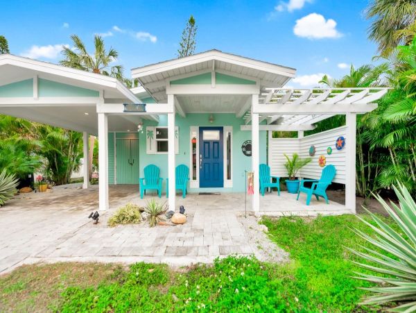 Charming Beach Retreat on Sunny Holmes Beach