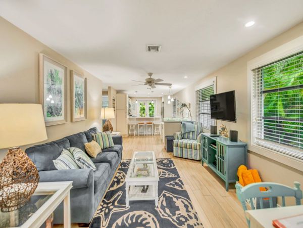Charming Beach Retreat on Sunny Holmes Beach