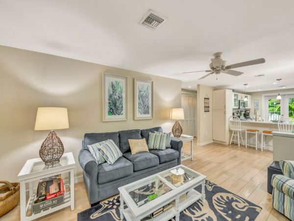 Charming Beach Retreat on Sunny Holmes Beach