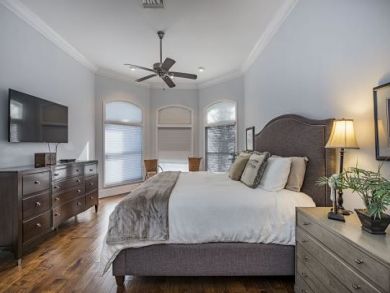 Posh Location in Upscale Naples
