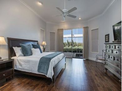 Posh Location in Upscale Naples