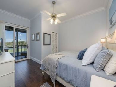 Posh Location in Upscale Naples