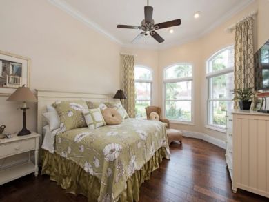 Posh Location in Upscale Naples