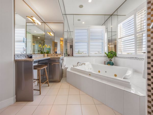 Luxury Canal Front Home Near Anna Maria Beaches - Four Bedroom Pool & Water Views