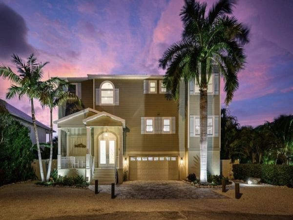 Luxury Canal Front Home Near Anna Maria Beaches - Four Bedroom Pool & Water Views