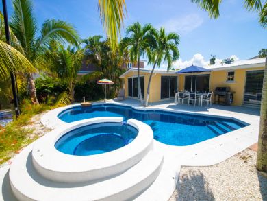 Stunning 3 Bedroom Home Private Pool, Spa, Boat Dock, B.Ball