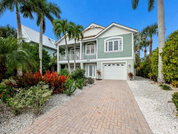 Four Bedroom Island Home Steps from Sugar White Sandy Beach