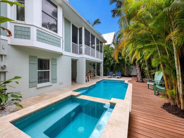 Three Bedroom Island Home Short walk from Sugar White Sandy Beach