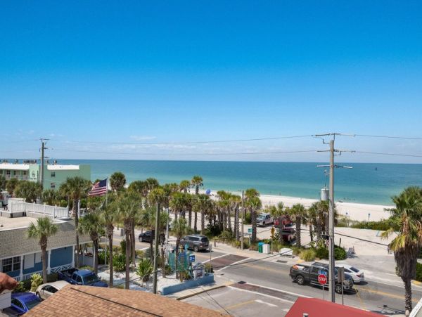 Gulf & Bay View Three Bedroom Rental Home in Bradenton Beach