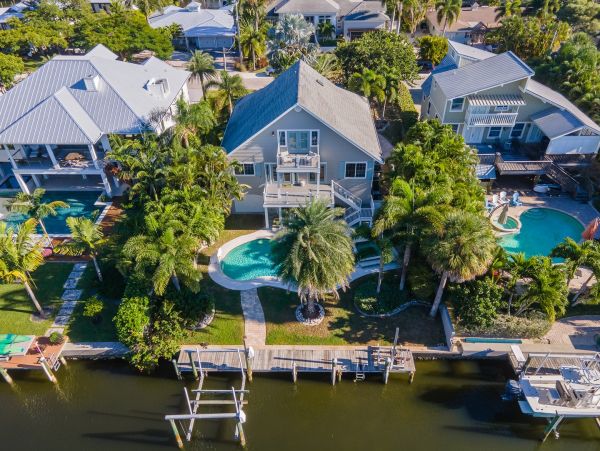 Anna Maria 4 Bedroom Vacation Home Canal View and Pool