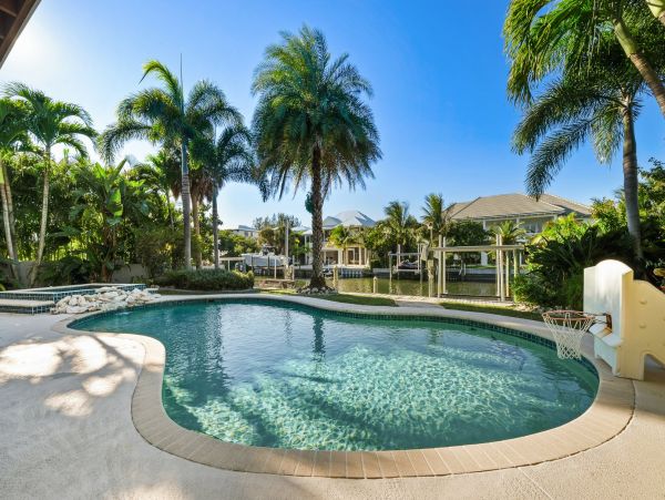 Anna Maria 4 Bedroom Vacation Home Canal View and Pool