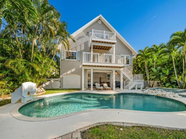 Anna Maria 4 Bedroom Vacation Home Canal View and Pool