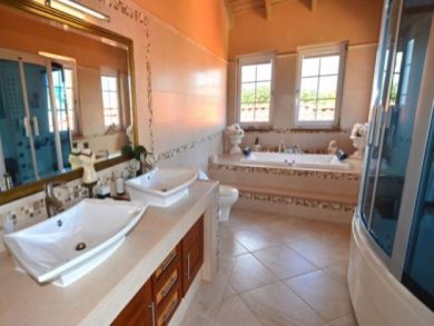 Luxury Beachfront Villa Sleeps 8 Guests - Private Pool