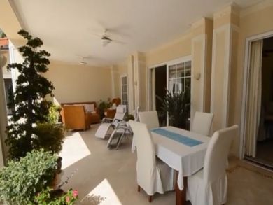 Luxury Beachfront Villa Sleeps 8 Guests - Private Pool