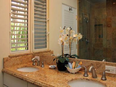 Dual vanity & bath amenities
