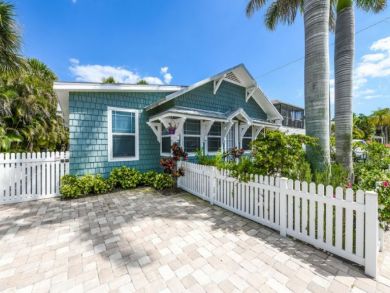 Stunning Walk to Beach Cottage Anna Maria Island GREAT Pool