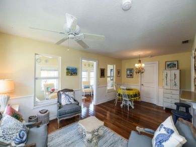 Stunning Walk to Beach Cottage Anna Maria Island GREAT Pool