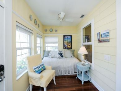 Stunning Walk to Beach Cottage Anna Maria Island GREAT Pool