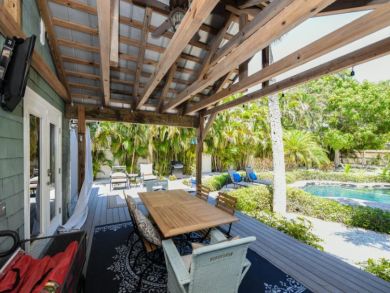 Stunning Walk to Beach Cottage Anna Maria Island GREAT Pool