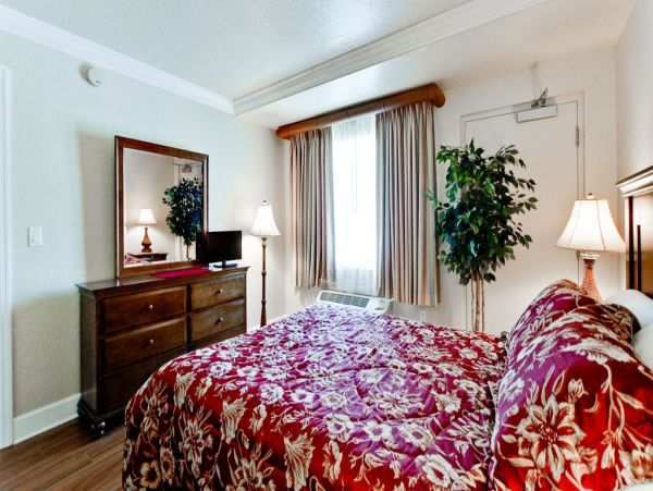 Anna Maria Two Bedroom Condo - Steps to the Beach