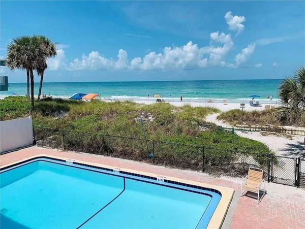 Anna Maria Two Bedroom Condo - Steps to the Beach