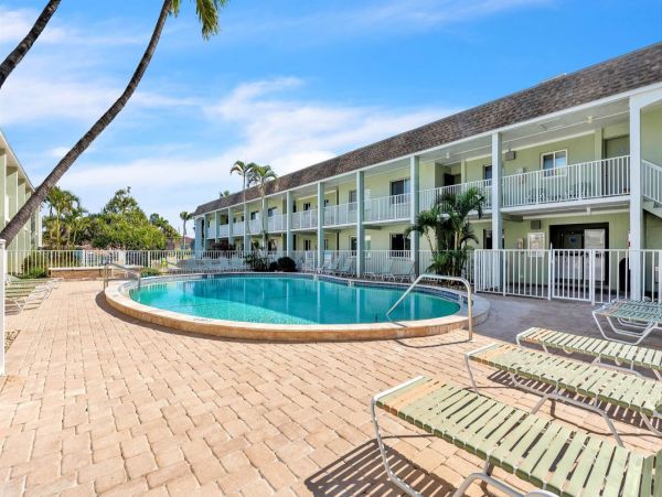 Anna Maria Island Vacation Condo Right on The Beach!