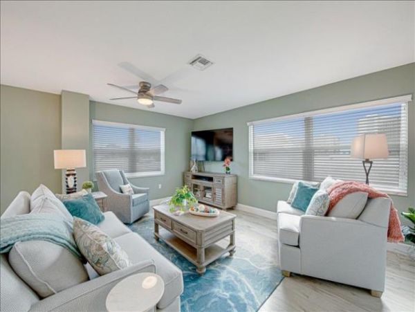 True Siesta Key Luxury Lovely Stroll to beach Condo