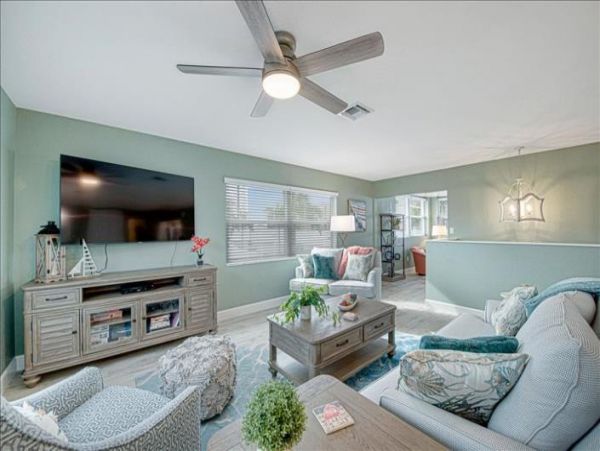 True Siesta Key Luxury Lovely Stroll to beach Condo