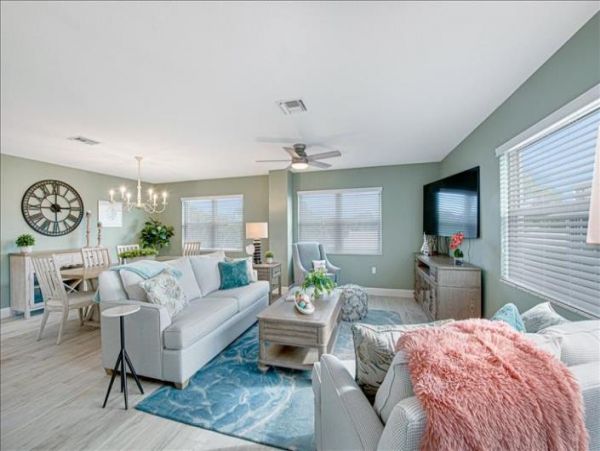 True Siesta Key Luxury Lovely Stroll to beach Condo