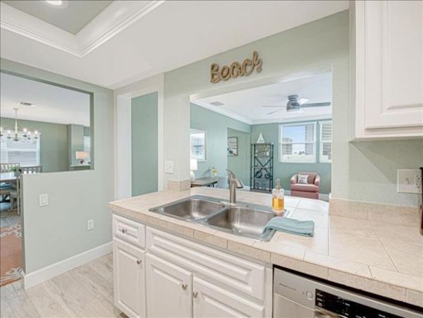 True Siesta Key Luxury Lovely Stroll to beach Condo