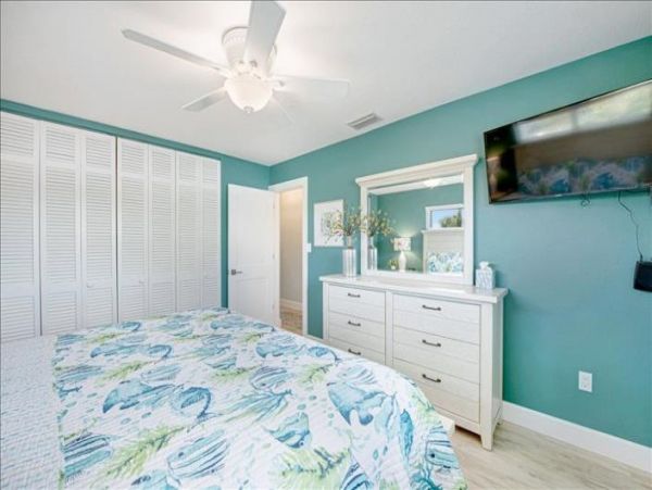 True Siesta Key Luxury Lovely Stroll to beach Condo