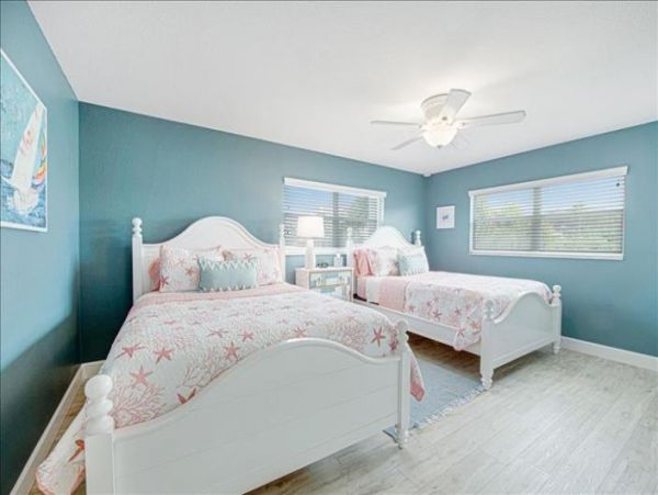 True Siesta Key Luxury Lovely Stroll to beach Condo