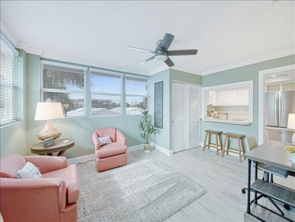 True Siesta Key Luxury Lovely Stroll to beach Condo