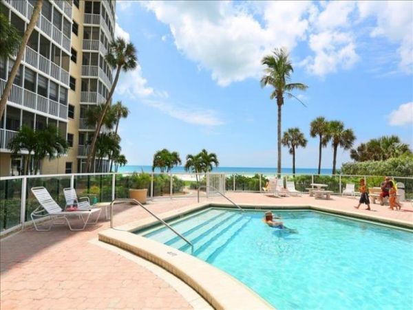 True Siesta Key Luxury Lovely Stroll to beach Condo
