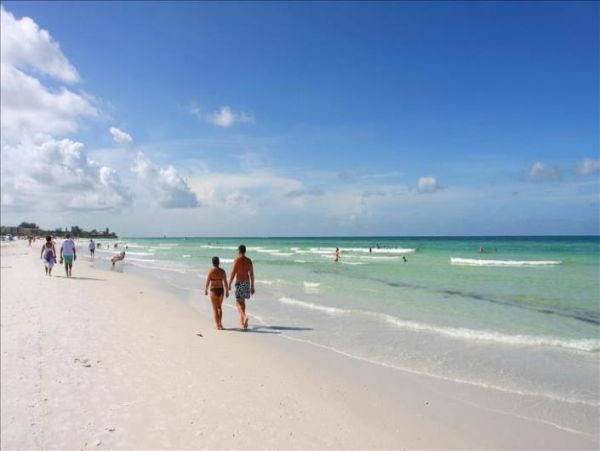 True Siesta Key Luxury Lovely Stroll to beach Condo