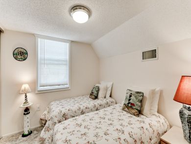 Holmes Beach Vacation Rental Sleeps 6 Short Walk to Beach