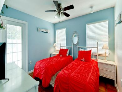 Beautiful 2 Bedroom Duplex Private Pool Short Walk to Beach