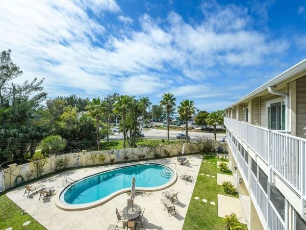 Charming Two Bedroom Condo in Homes Beach Short Walk to Beach