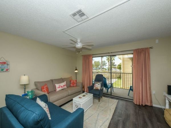 Charming Two Bedroom Condo in Homes Beach Short Walk to Beach