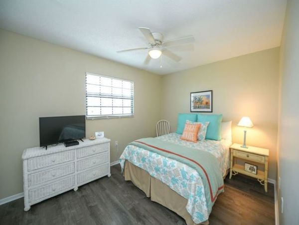 Charming Two Bedroom Condo in Homes Beach Short Walk to Beach