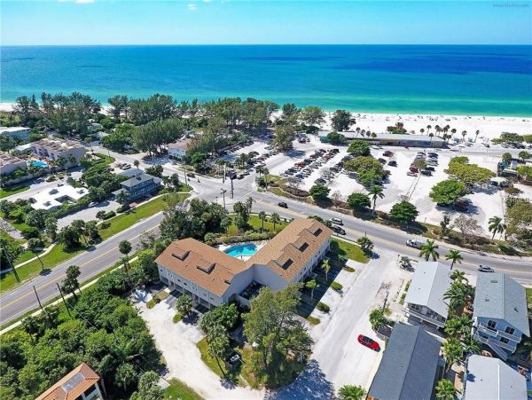 Charming Two Bedroom Condo in Homes Beach Short Walk to Beach